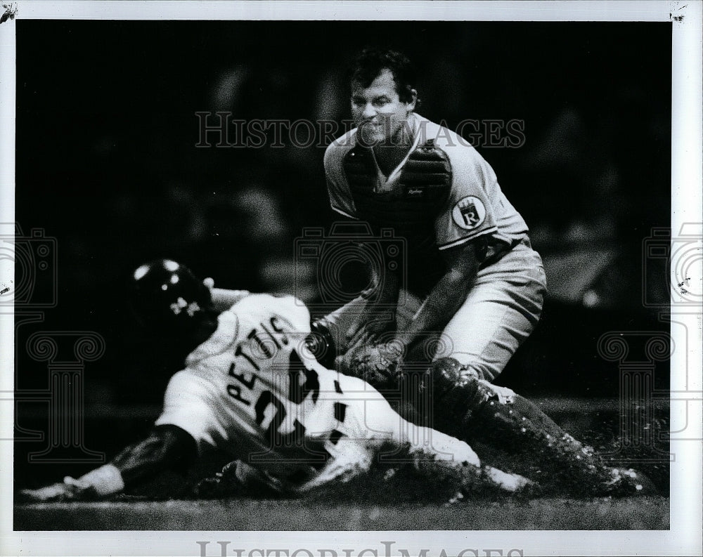 1989 Press Photo Gary Pettis Slides Between Bob Boone&#39;s Legs - Historic Images