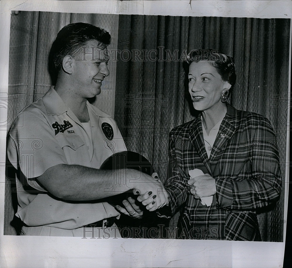 1955 Press Photo "Mrs. Marion Ladewig" - Historic Images