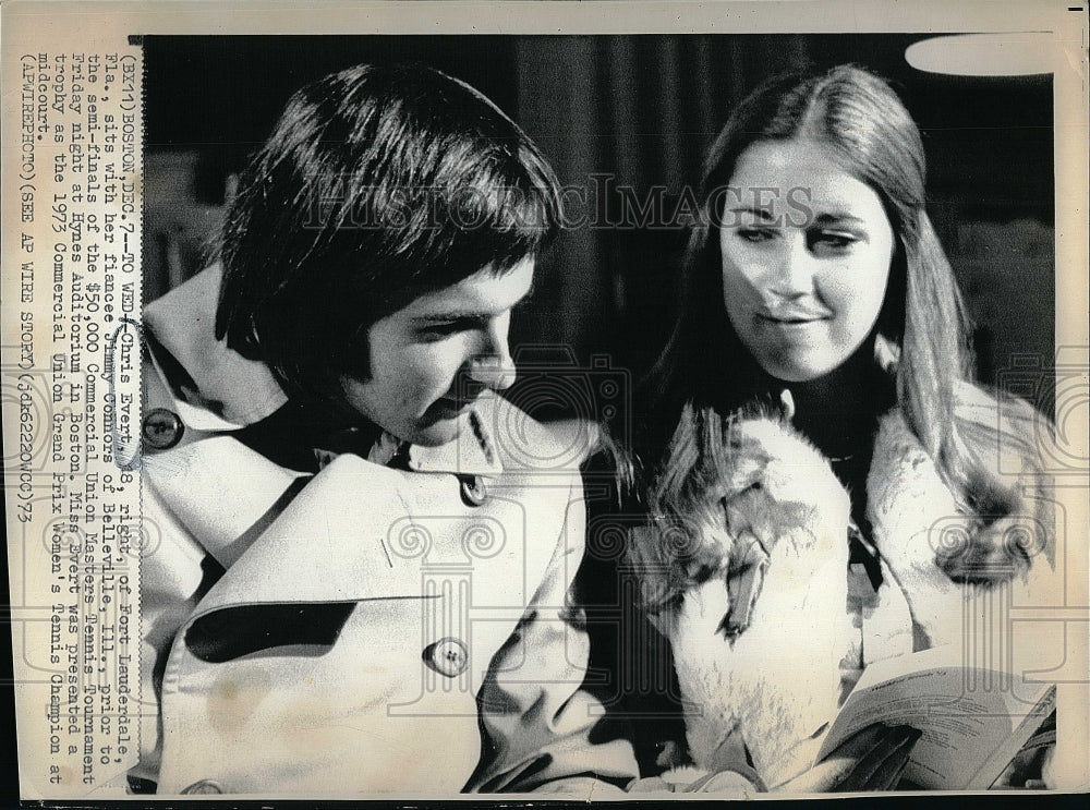 1973 Press Photo Chris Evert sits with fiancee Jimmy Connors - Historic Images