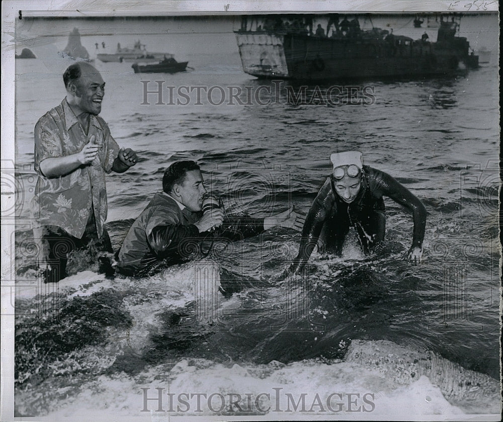 1952 Press Photo Swimmer Florence Chadwick finishes 21-mile Catalina Channel - Historic Images