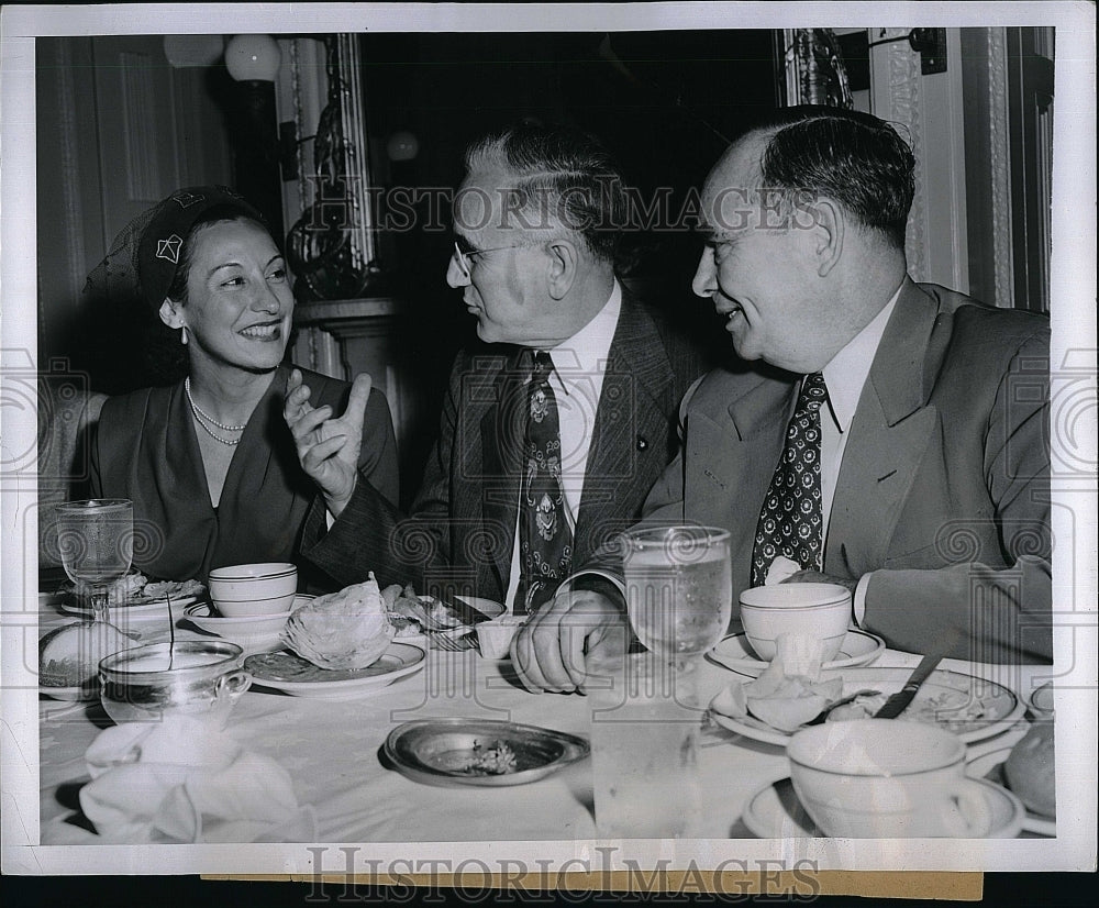 1951 Press Photo Swimmer Florence Chadwick w/ House Maj. Leader John McCormack - Historic Images