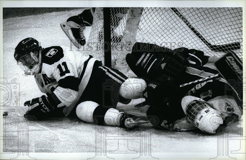 1995 Press Photo Harvard Hockey RW Perry Cohagen & Goalie Tim Thomas - Historic Images