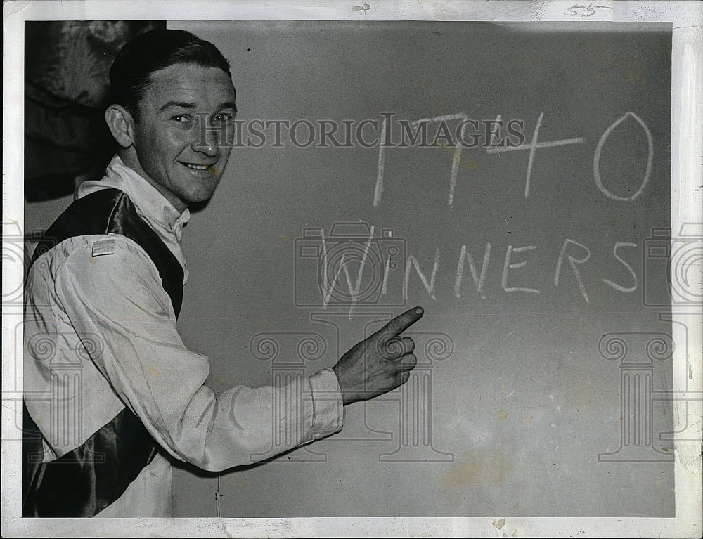 1941 Press Photo Alfred Bobbie Robertson, Jockey, Horse Racing - Historic Images