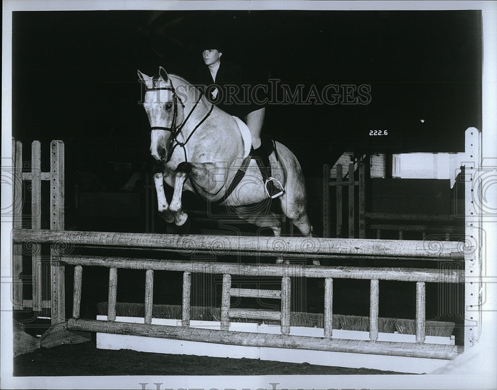 Press Photo Rider Clears Hurdle Eastern States Horse Show West Springfield - Historic Images