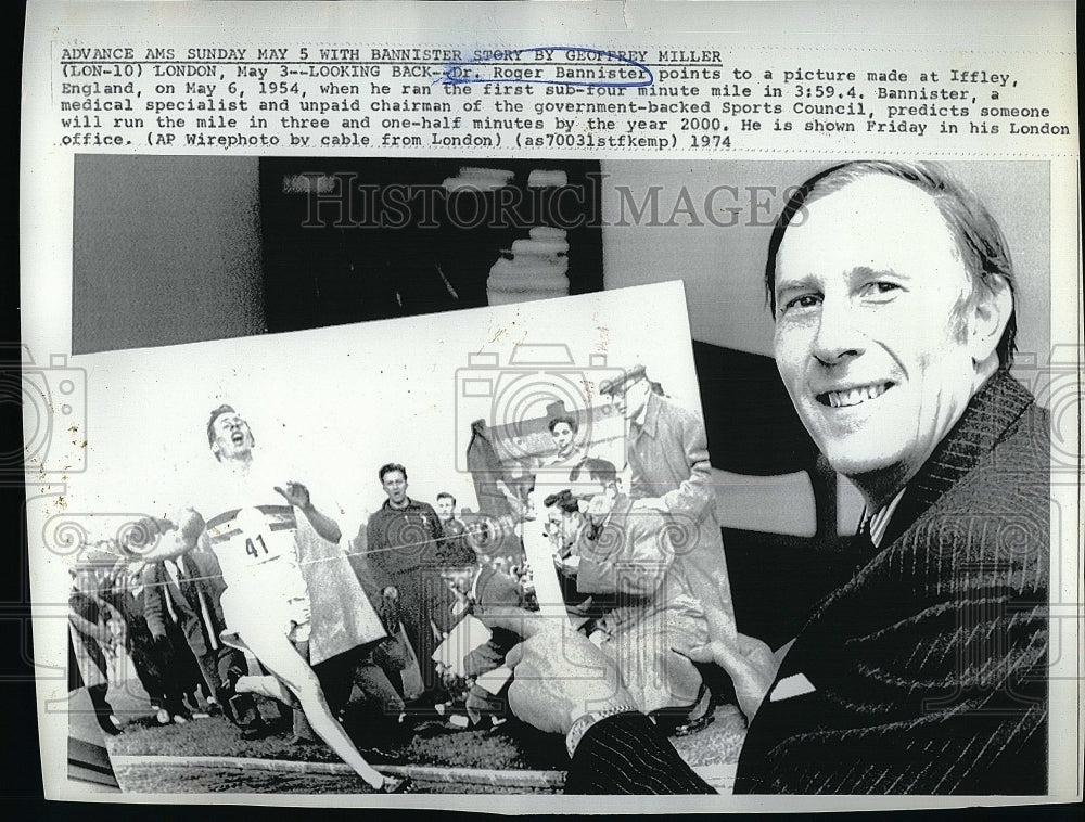 1974 Press Photo Dr. Roger Bannister w/ picture when he ran in Iffley England - Historic Images