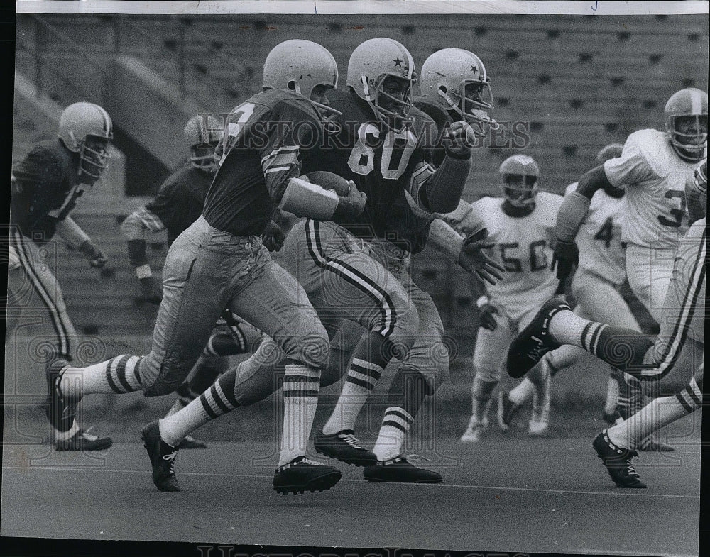 1974 Press Photo Westinghouse halfback Bernard Meeks faced a host of blockers - Historic Images