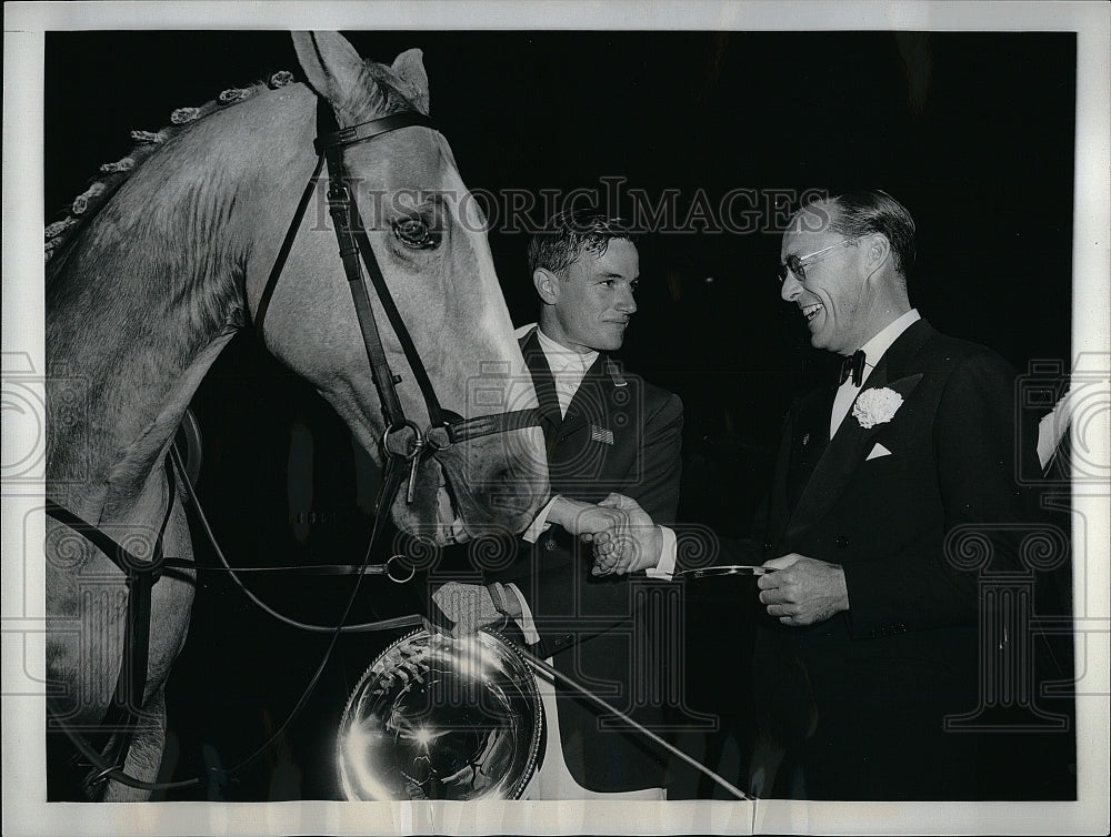 1956 Press Photo Prince Bernhard presents Hugh Wiley Drake Memorial Trophy - Historic Images