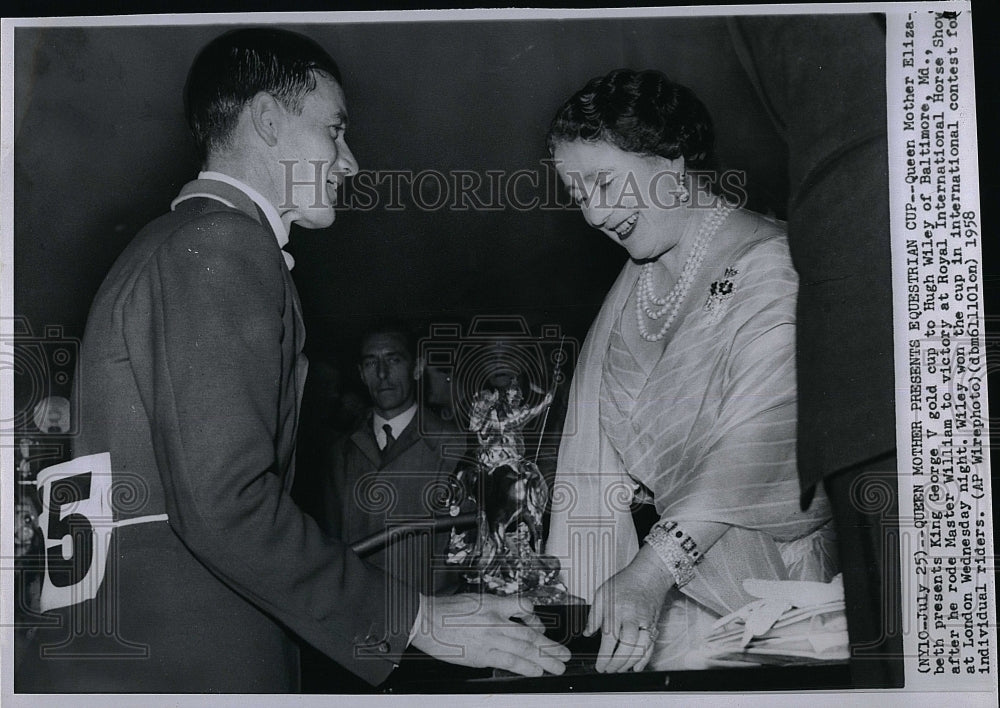 1958 Press Photo Queen Mother Elizabeth w/ King George V Gold Cup to Hugh Wiley - Historic Images