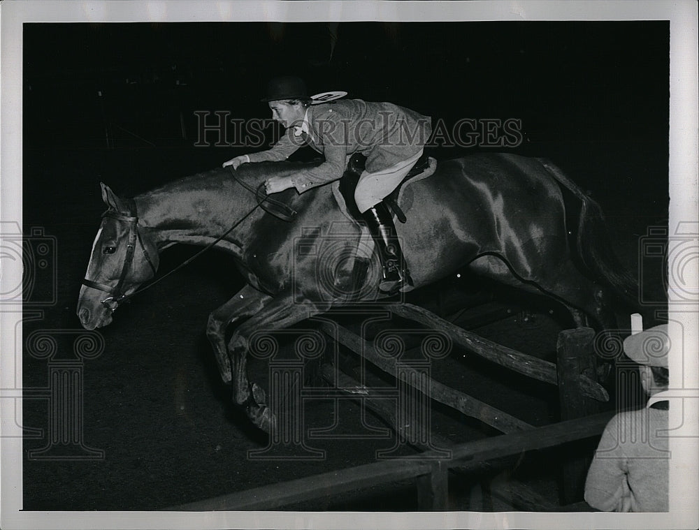 1952 Press Photo Joan Walsh clearing a jump atop &quot;Silverken&quot; at Nat&#39;l Horse Show - Historic Images