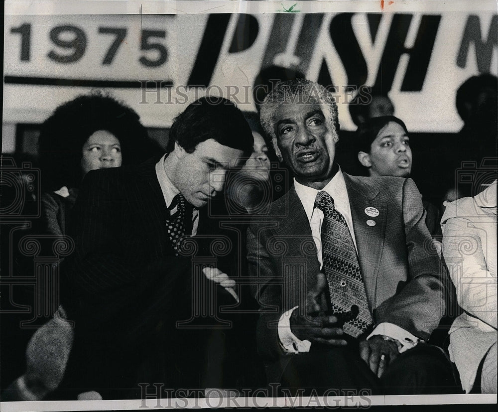 1975 Press Photo Ald.William S.Singer and Rep. H.Metcalfe in PUSH Headquaters. - Historic Images