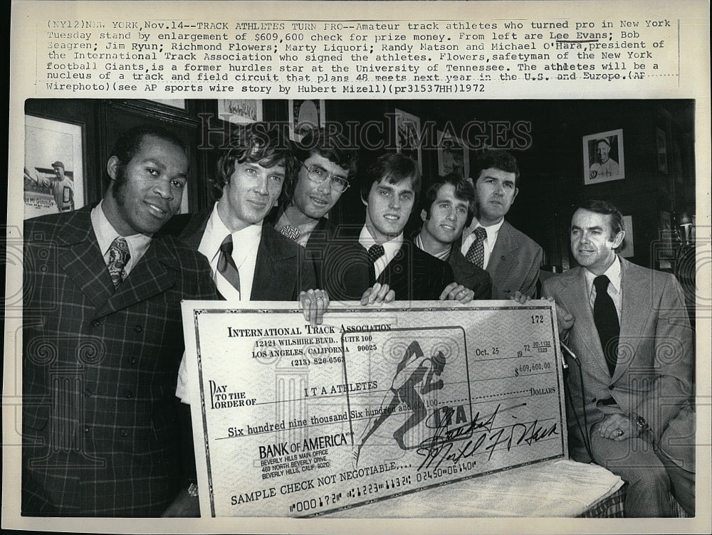 1972 Press Photo Track Athletes received Prize money with Michael O&#39;Hara. - Historic Images