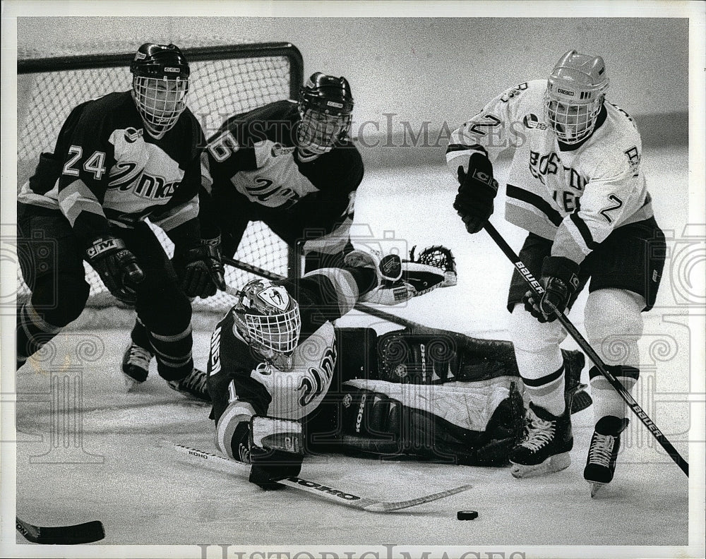 1998 Press Photo U Mass Goalie Markus Helanen attempt to score with BC. - Historic Images