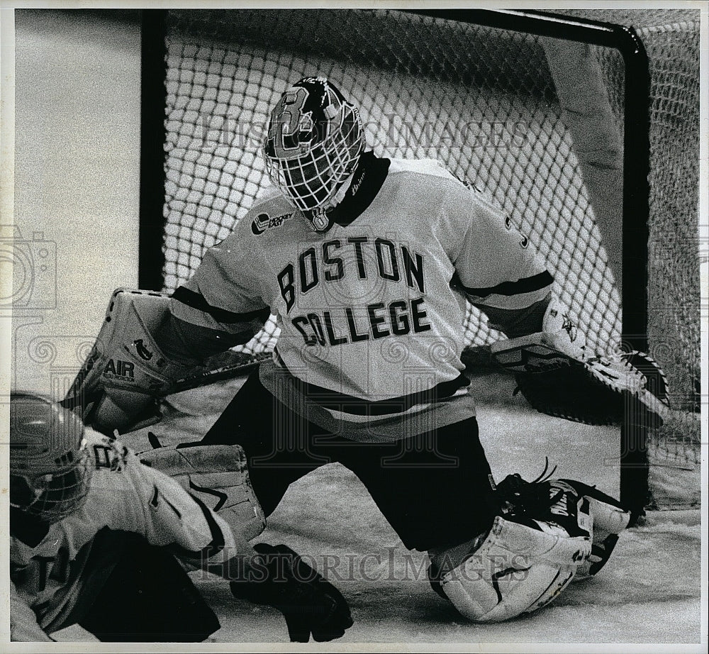 1998 Press Photo BC Goalie Scott Clemmensen during game with BU. - Historic Images