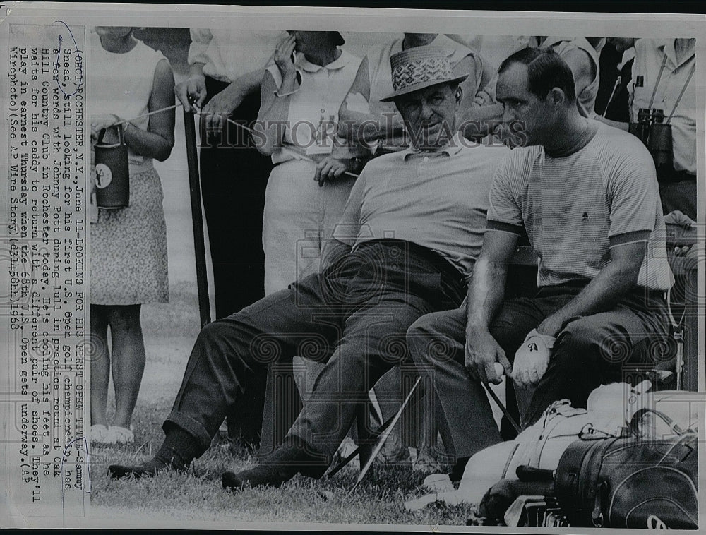 1968 Press Photo Golfer Sammy Snead &amp; Johnny Pott During Practice - Historic Images