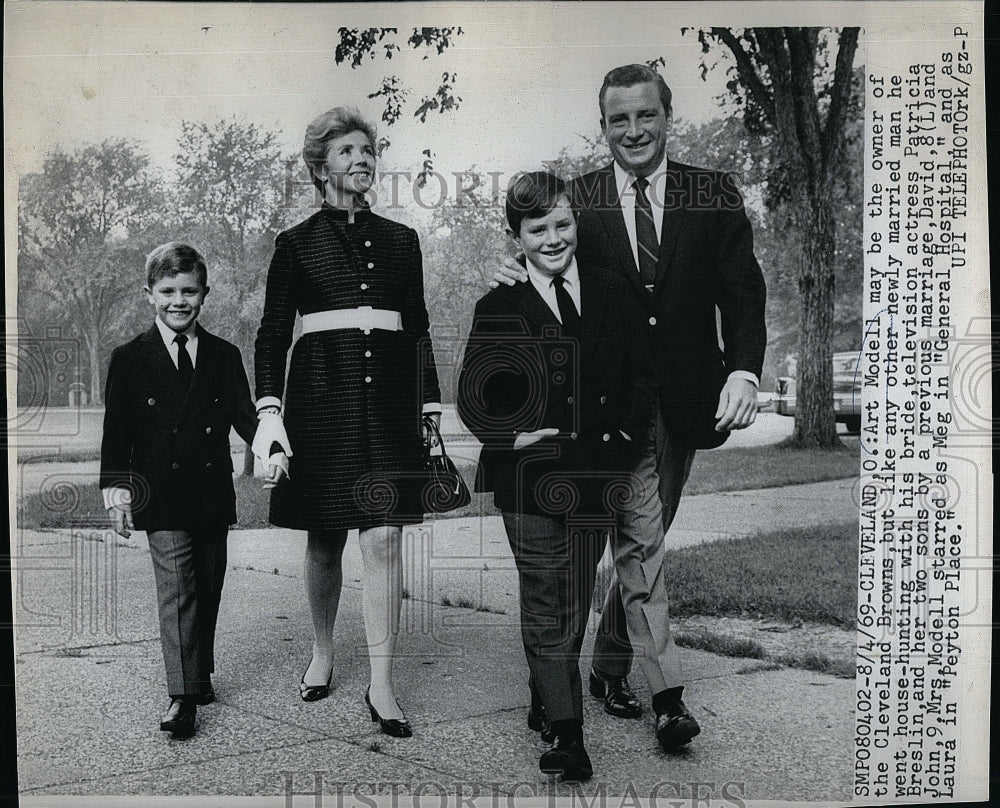 1969 Press Photo Art Modell Owner Of Cleveland Brons With Wife &amp; Family - Historic Images