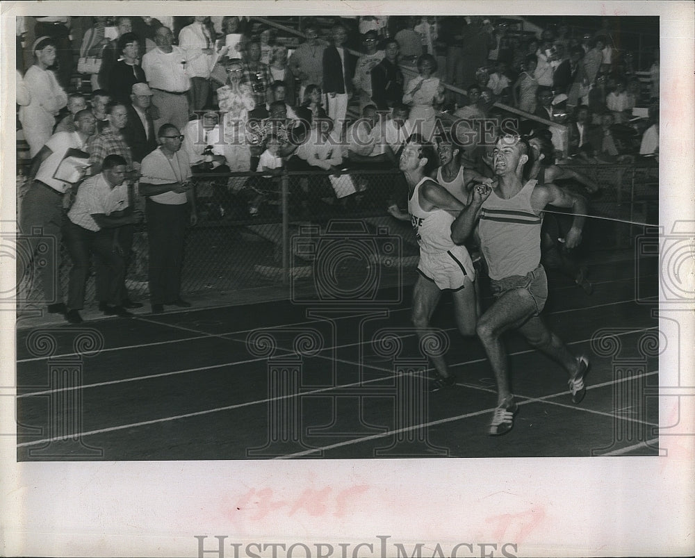 1967 Press Photo Track Runner Craig Bennett &amp; Running Mate During Race - Historic Images