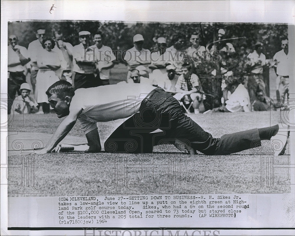 1964 Press Photo RH Silks Lines Up Putt Shot At Cleveland Open Tournament - Historic Images