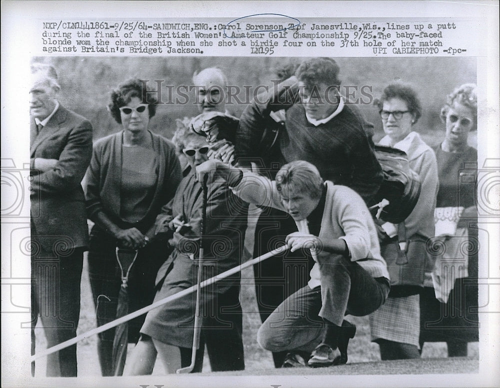 1964 Press Photo carol Sorenson  Lines up a putt in British Women&#39;s Amateur. - Historic Images