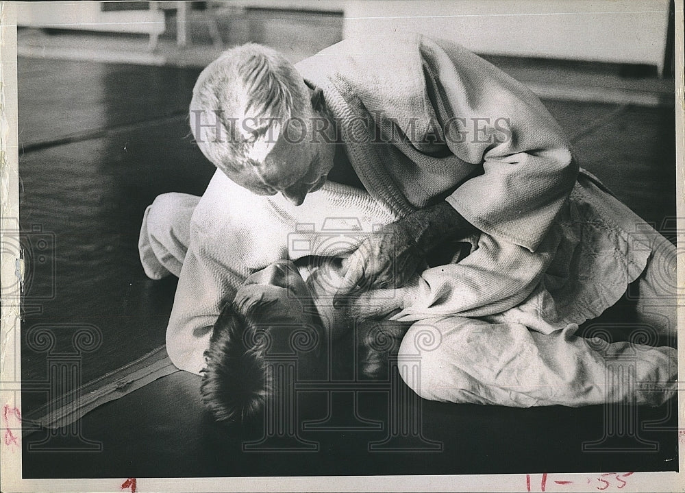 1968 Press Photo Judo Instructor Bob Carroll shown judo technique  . - Historic Images