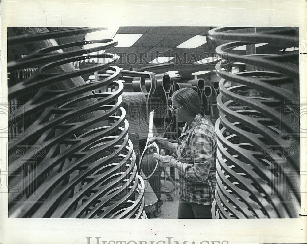 1978 Press Photo Bobbie Van Dore Surrounded By Tennis Rackets - Historic Images