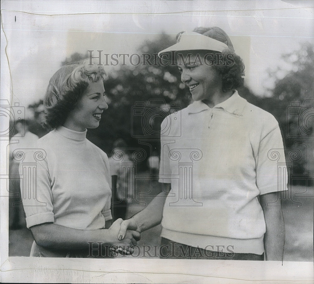 1949 Press Photo Golfers Marlene Bauer &amp; Betty McKinnon During Tournament - Historic Images