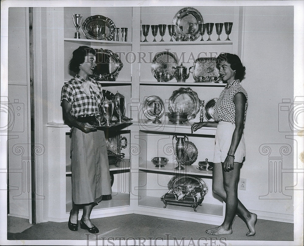 1953 Press Photo Golfer Marlene Bauer &amp; Alice In Trophy Room - Historic Images