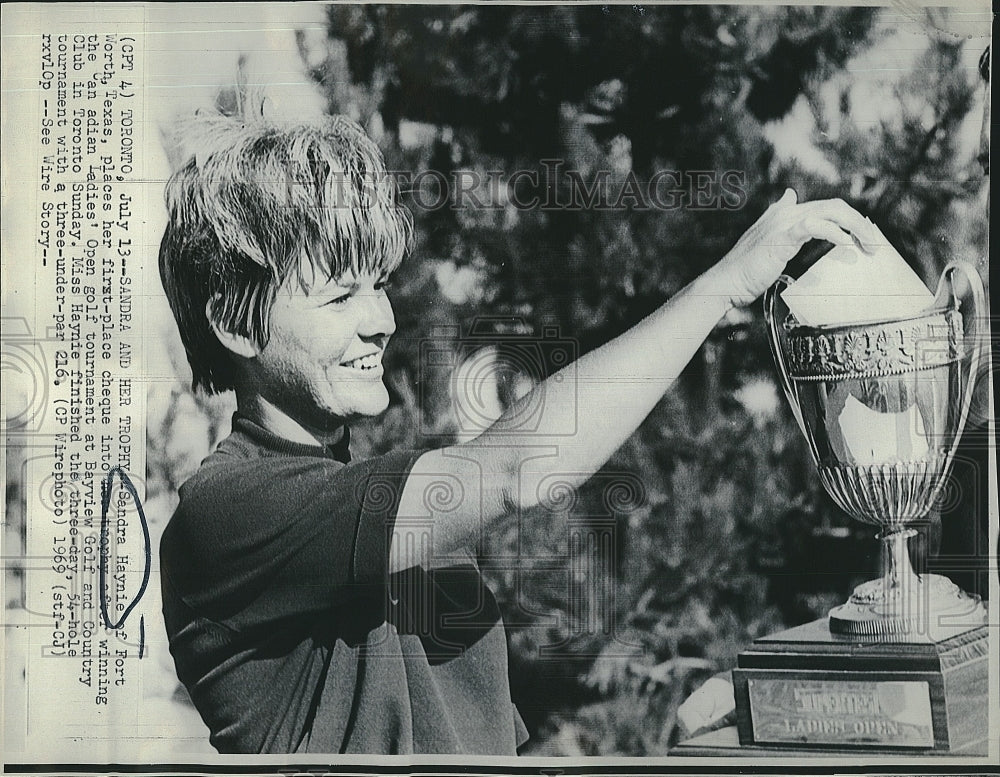 1969 Press Photo Sandra Haynie wins Canadian Ladies&#39; Open Golf Tournament - Historic Images