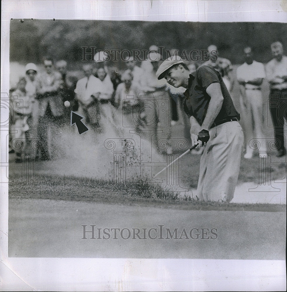 1955 Press Photo Bill Campbell Chipping for Birdie at Walker Cup - Historic Images