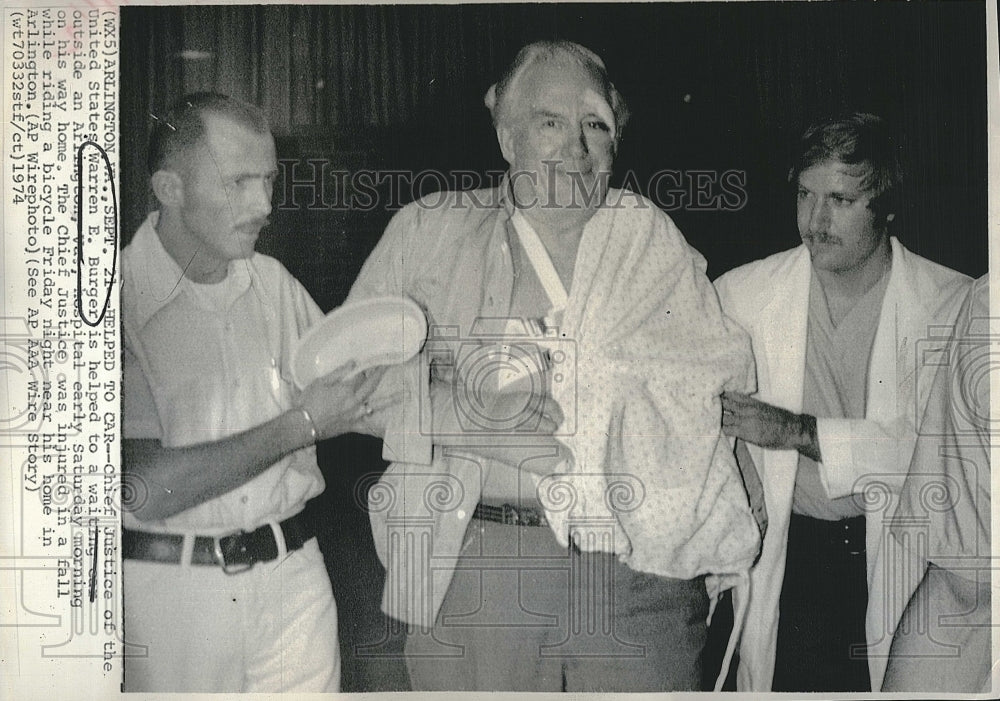 1974 Press Photo Chief Justice Warren E. Burger Leaving Hospital - Historic Images