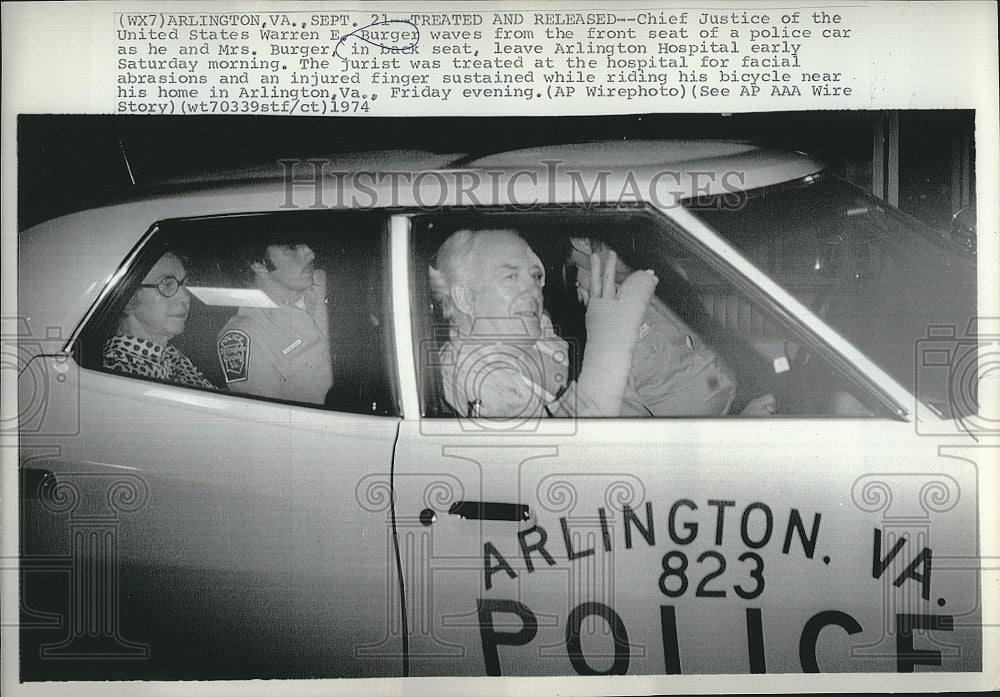 1974 Press Photo Chief Justice of US Warren Burger Injures Hand - Historic Images