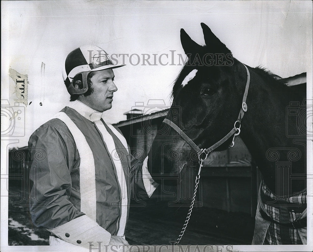 1973 Press Photo Trainer Roland Krueger  holds the Pacer at Rockingham Park. - Historic Images