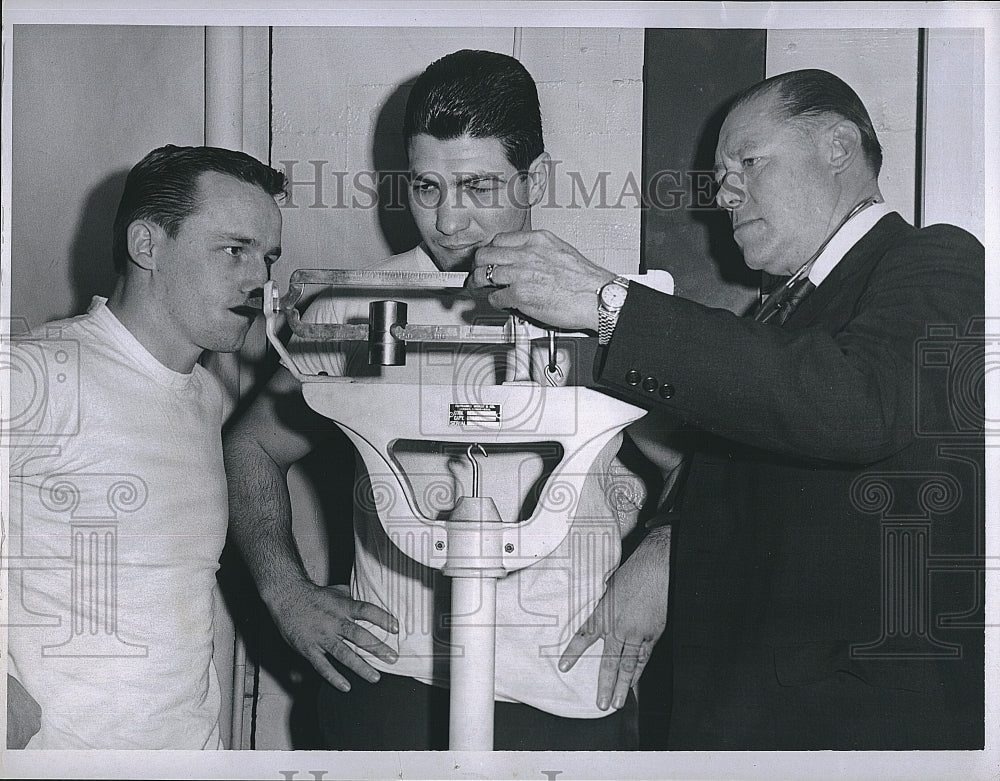 1964 Press Photo Boxer Larry Carney weighed withe Doctor Frank J.Wixted. - Historic Images