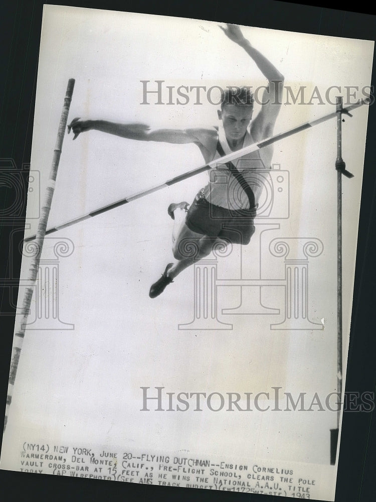 1943 Press Photo Cornelius Warmerdam Competes In Pole Vault Event - Historic Images