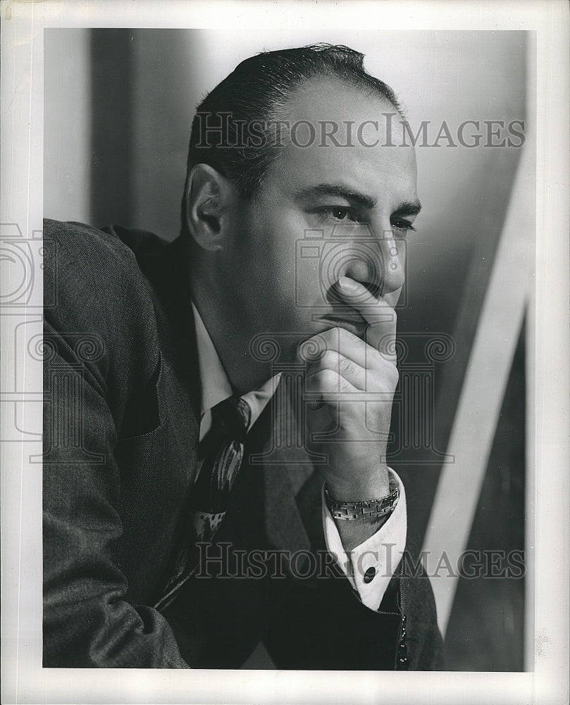 1948 Press Photo Bill Stern Hosts &quot;Sports Newsreel&quot; - Historic Images