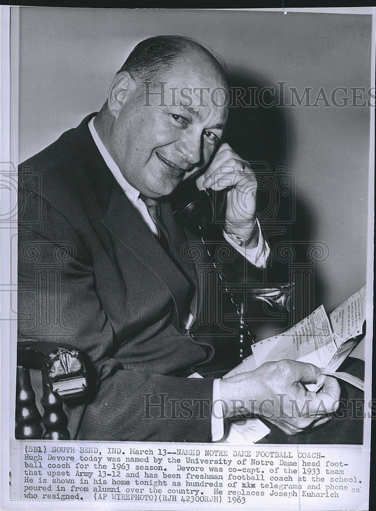 1963 Press Photo Hugh Devore, Head Football Coach of University of Notre Dame - Historic Images