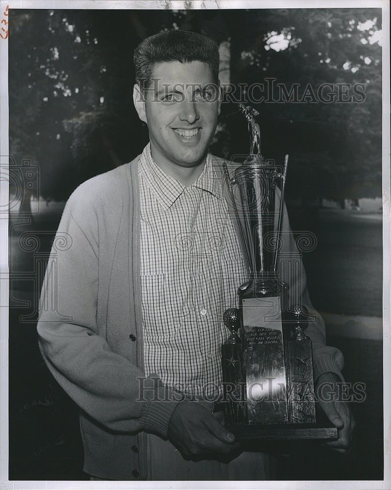 1961 Press Photo Golfer Wimpy Sargent With Trophy - Historic Images