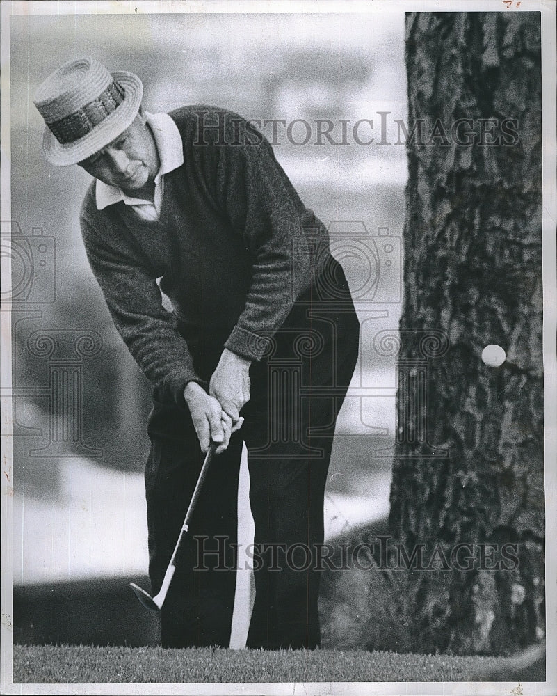 1961 Press Photo Golfer Ken Storey During Chip Shot - Historic Images