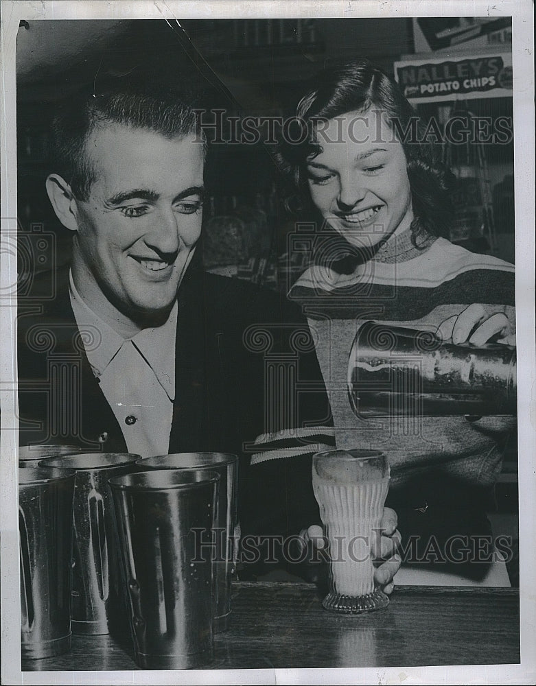 1952 Press Photo College Basketball Player Bob Houbregs & Phyllis Garet - Historic Images