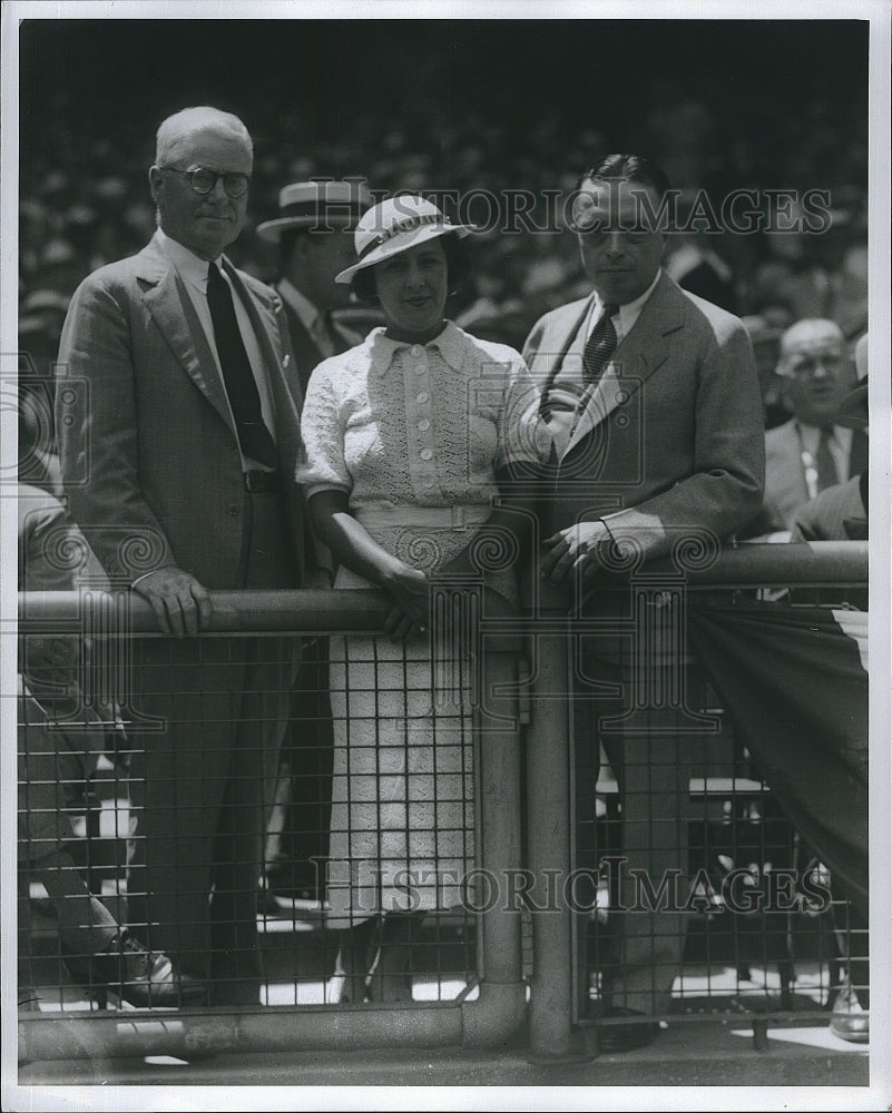 Press Photo Dodgers Executive Bob Quinn At Game - Historic Images