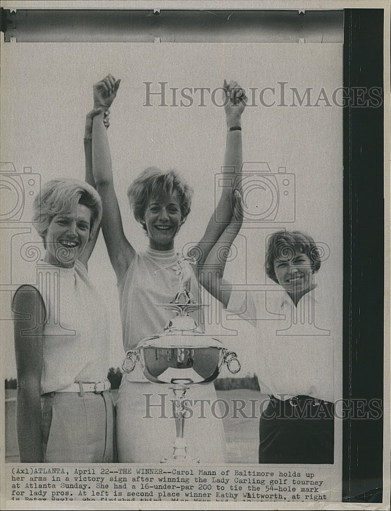 1974 Press Photo Carol Mann, wind Lady  Carling golf tourney - Historic Images