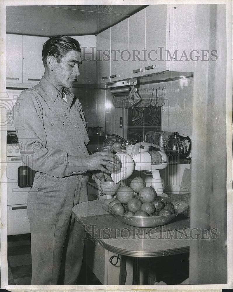 1955 Press Photo Jockey, Vernon Bush at Lincoln downs making orange huice - Historic Images