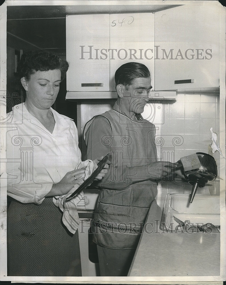 1955 Press Photo Jockey Vernon Bush &amp; wife at home - Historic Images