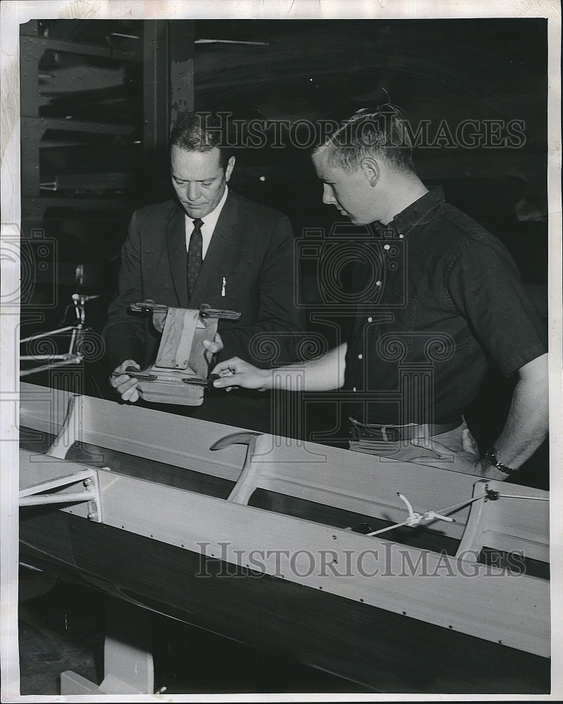 1965 Press Photo Regatta coach Jim Lemmon &amp; Bob Cross with equipment for race - Historic Images