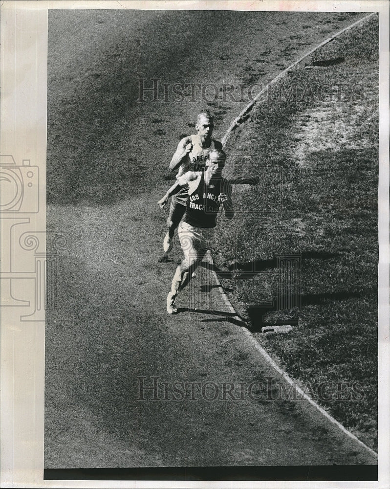 1963 Press Photo Jim Grelle Ahead of Keith Forman at University of Washington - Historic Images