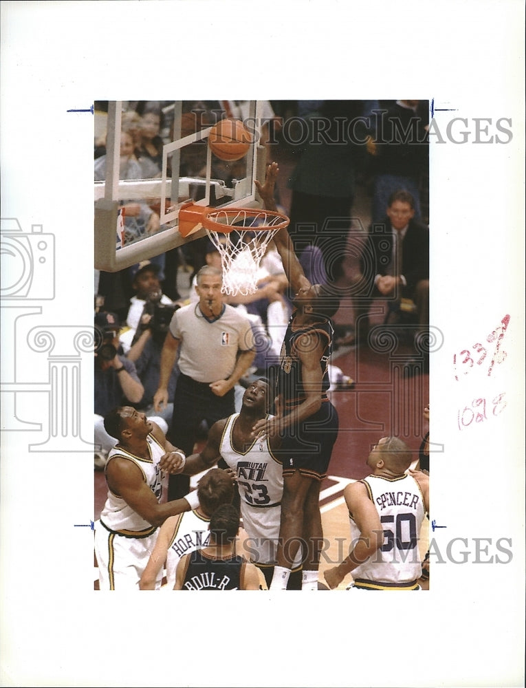 1994 Press Photo Reggie Williams Of Denver Nuggets Gets Rebound Over Spurs - Historic Images