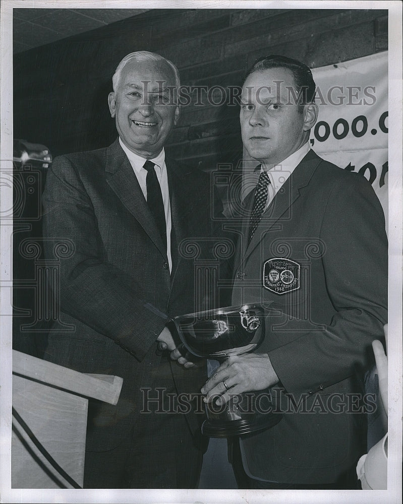 1968 Press Photo Johnny Guenther &amp; Erl B Hathaway at PBA tournament - Historic Images