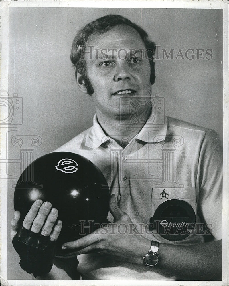 1974 Press Photo Pro bowler, John Guenther on the Ebonite staff - Historic Images