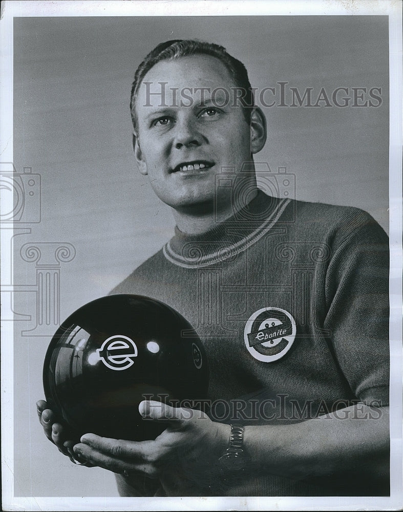 1975 Press Photo Pro bowler, John Guenther at the Seattle Open - Historic Images