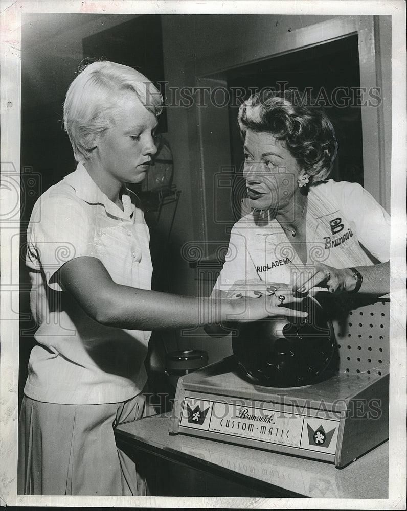 1961 Press Photo Bowlers Marion Ladewig &amp; Kit Konkle - Historic Images