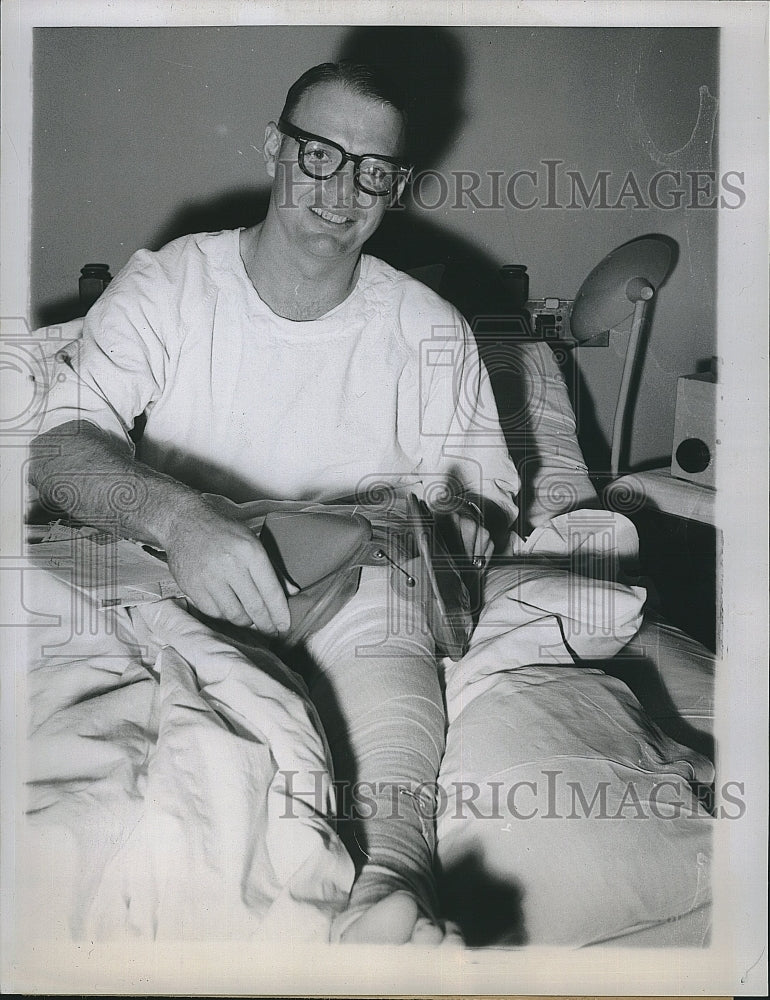 1958 Press Photo NY Yankee pitcher, Ryne Duren  in the hospital - Historic Images